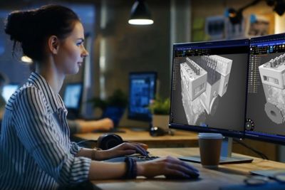 Ansys 3Dデザインソフトウェアを使用している女性