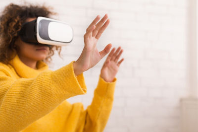 Kind beim Spielen mit VR