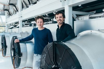 Climeworks创始人克里斯toph Gebald (l) and Jan Wurzbacher in front of the Climeworks plant Copyright Climeworks. Photo by Julia Dunlop