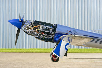 罗尔斯·罗伊斯公司和Electroflight公司推出了时速超过300英里的全电动飞机，开创了航空的第三个时代。