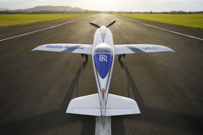 罗尔斯·罗伊斯公司和Electroflight公司推出了时速超过300英里的全电动飞机，开创了航空的第三个时代。