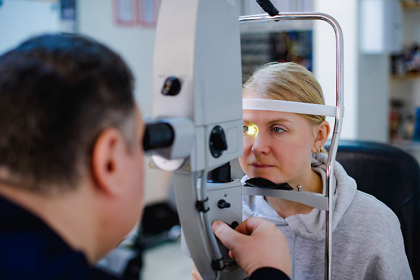 eye-doctor-and-patient