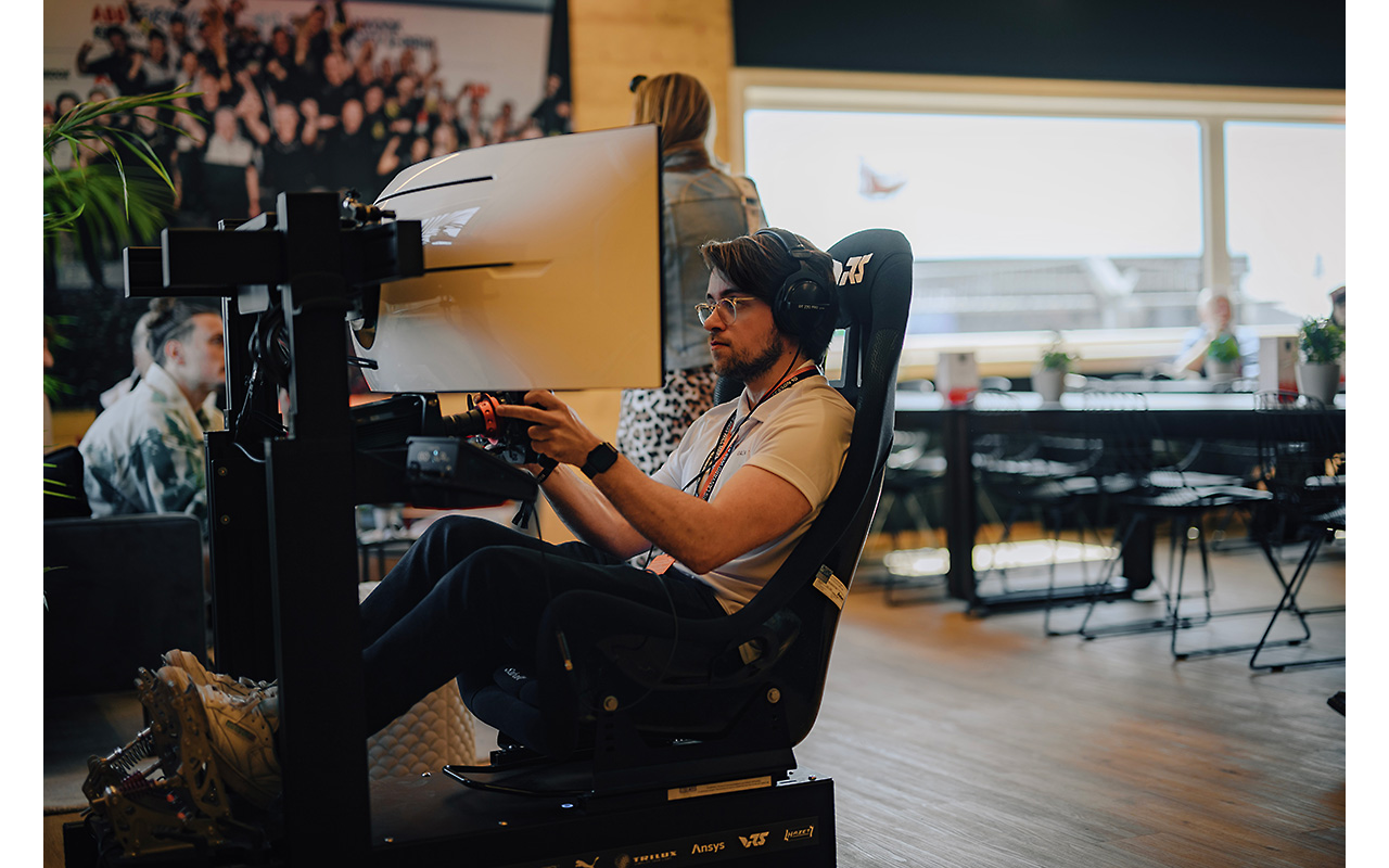 official-team-simulator-porsche-motorsport-lounge
