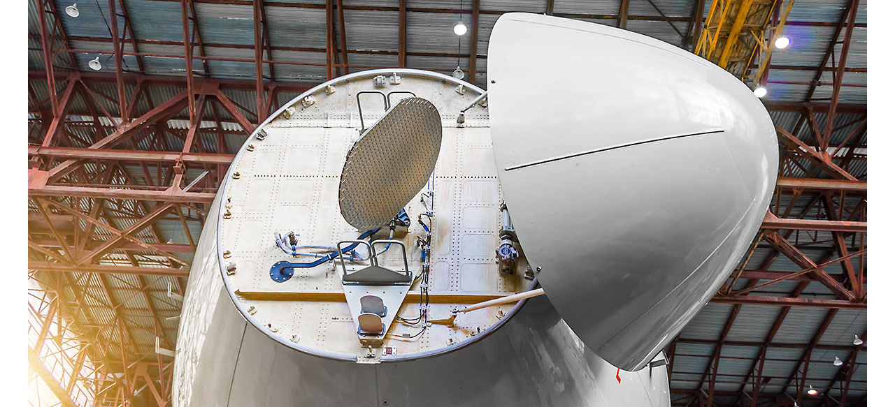 Meteorological radar of the Doppler under the nose of the aircraft from the cockpit