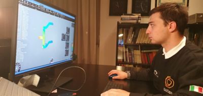 student-at-the-computer-with-ansys-discovery