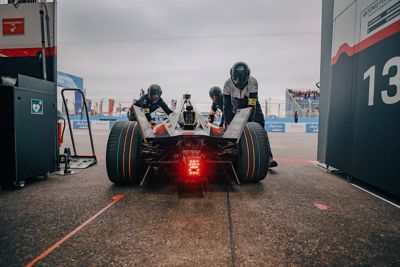 team-mechanics-pushing-the-porsche-99x-electric-gen3