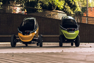 The Triggo vehicle transforms from cruising mode (left) to maneuvering mode (right) in just one second while driving.