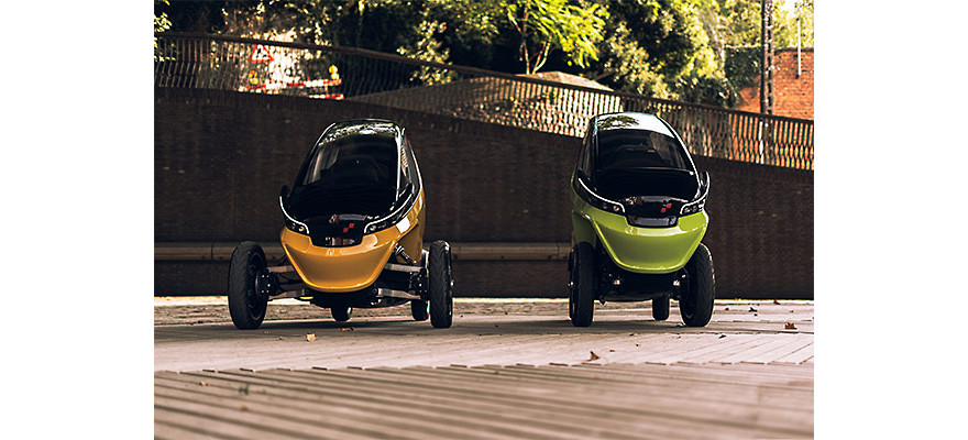The Triggo vehicle transforms from cruising mode (left) to maneuvering mode (right) in just one second while driving.