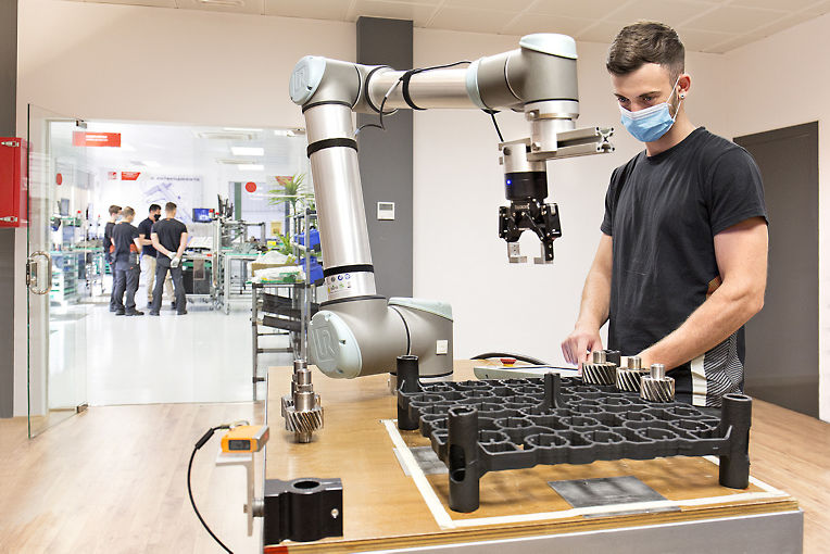 marxistisk hulkende udsultet Productivity Within Arms' Reach: Universal Robots Develops Collaborative  Robot Arms Using Simulation